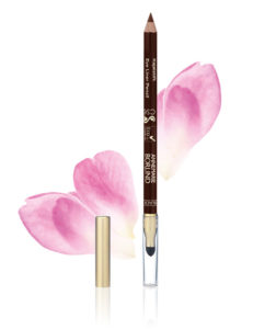 ANNEMARIE BÖRLIND Kajalstift in Braun mit integriertem Anspitzer und goldfarbener Kappe vor rosa Blütenblättern