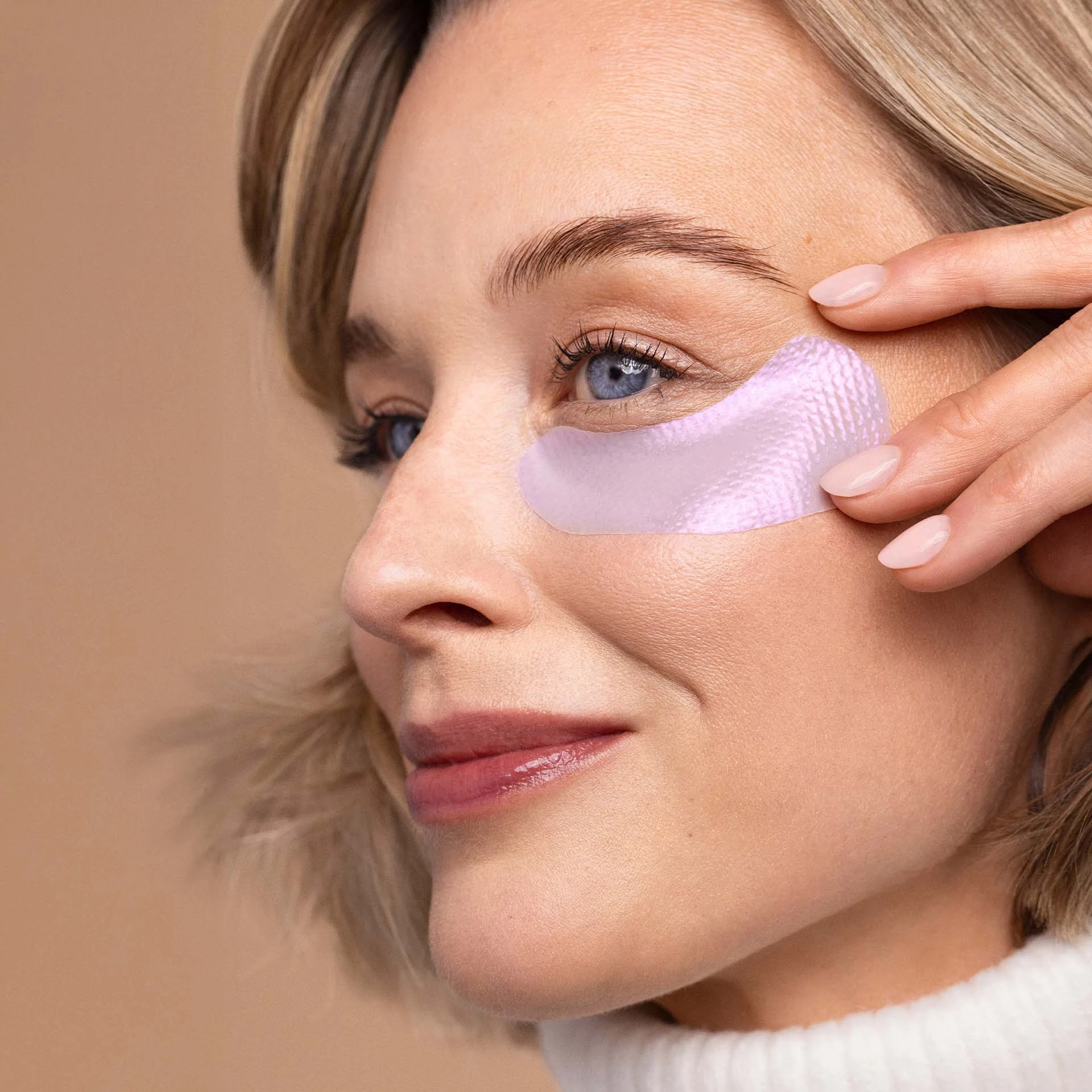 ANNEMARIE BÖRLIND Natucollagen Boost Augenpads mit strukturierter Oberfläche, weiß-transparent angewendet an Model