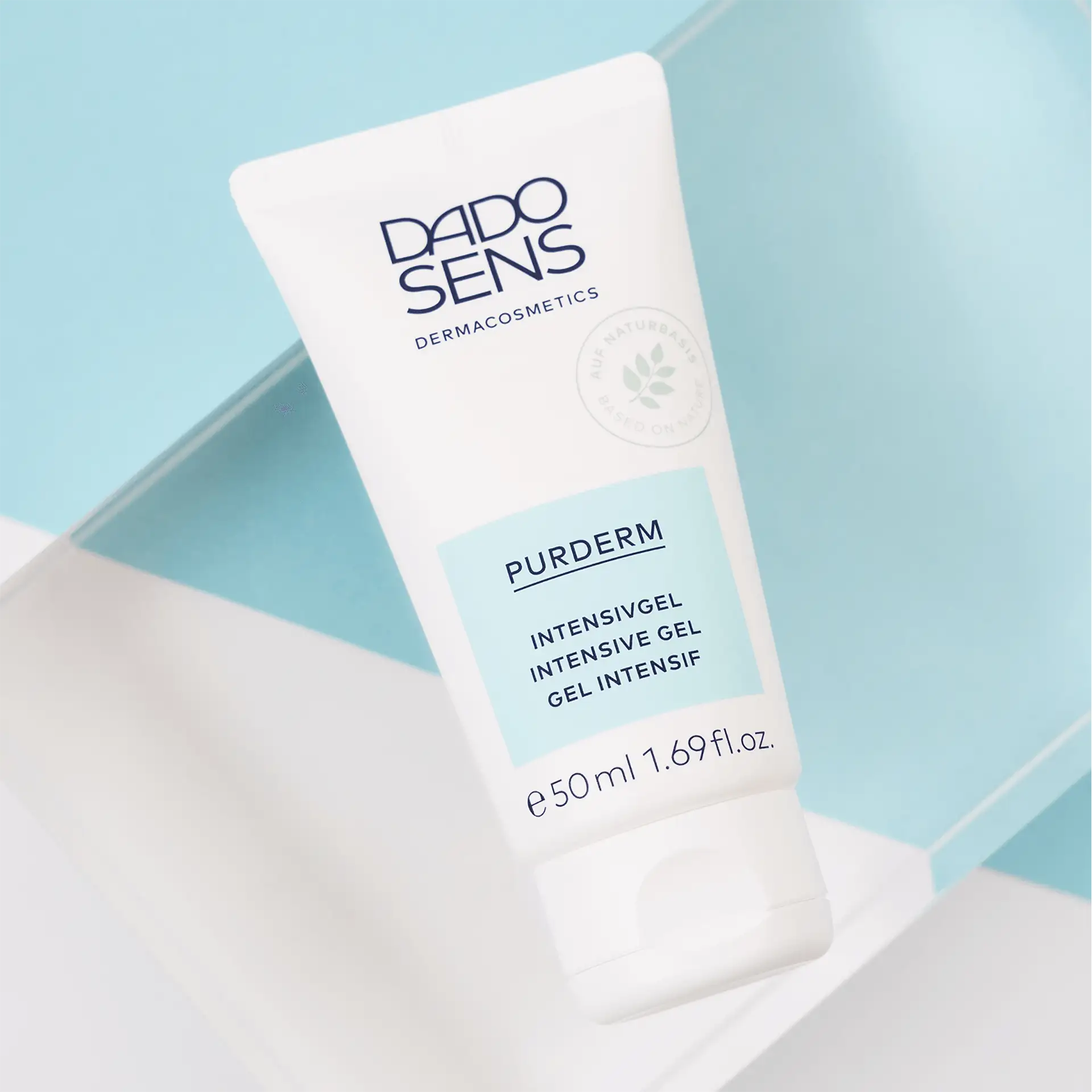 DADO SENS PURDERM Intensivgel in 50 ml Tube vor blau-weißem Hintergrund