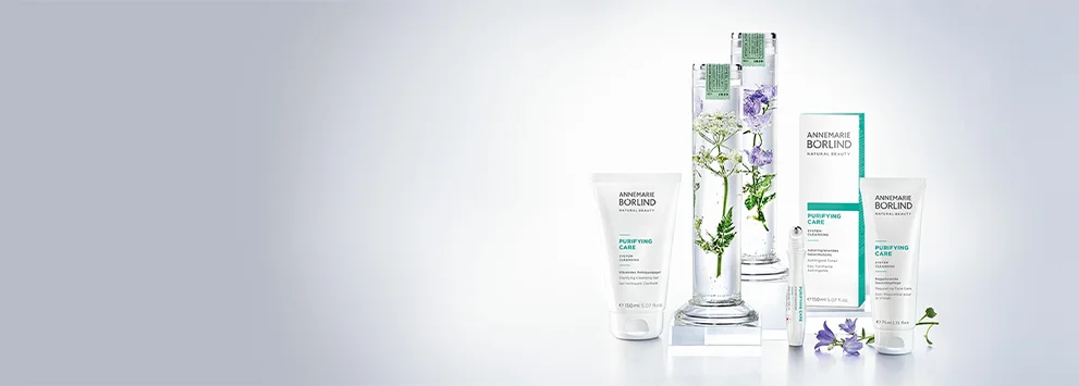 ANNEMARIE BÖRLIND PURIFYING CARE Reinigungsgel, Creme und Serum mit Pflanzenextrakten auf weißem Hintergrund
