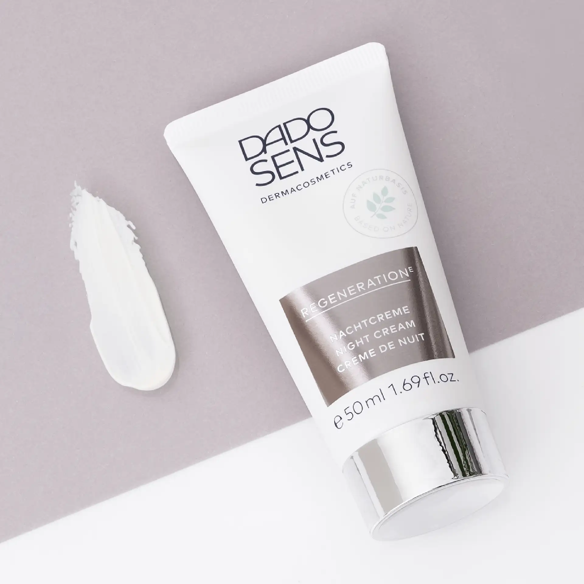 DADO SENS Regeneration E Nachtcreme 50 ml Tube mit Cremeprobe auf zweifarbigem Untergrund
