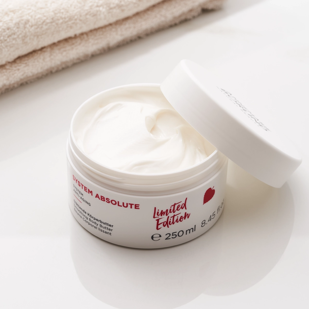 SYSTEM ABSOLUTE glättende Körperbutter im offenen Tiegel mit cremiger Textur, 250 ml, limitierte Edition