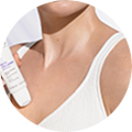 Frau hält ANNEMARIE BÖRLIND NATUCOLLAGEN BOOST Serum, sichtbare Haut am Hals und Dekolleté