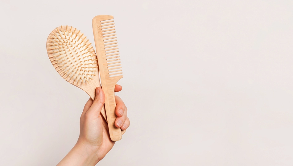 Schuppen und fettige Haare: Bürsten & Kämme als hilfreiche Pflegetools Holzbürste und Holzkamm – natürliche Haarpflege-Tools bei Schuppen und fettigen Haaren