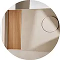 Minimalistisches Design mit beige-weißen Flächen, Holzlamellen und rundem Spiegel an heller Wand