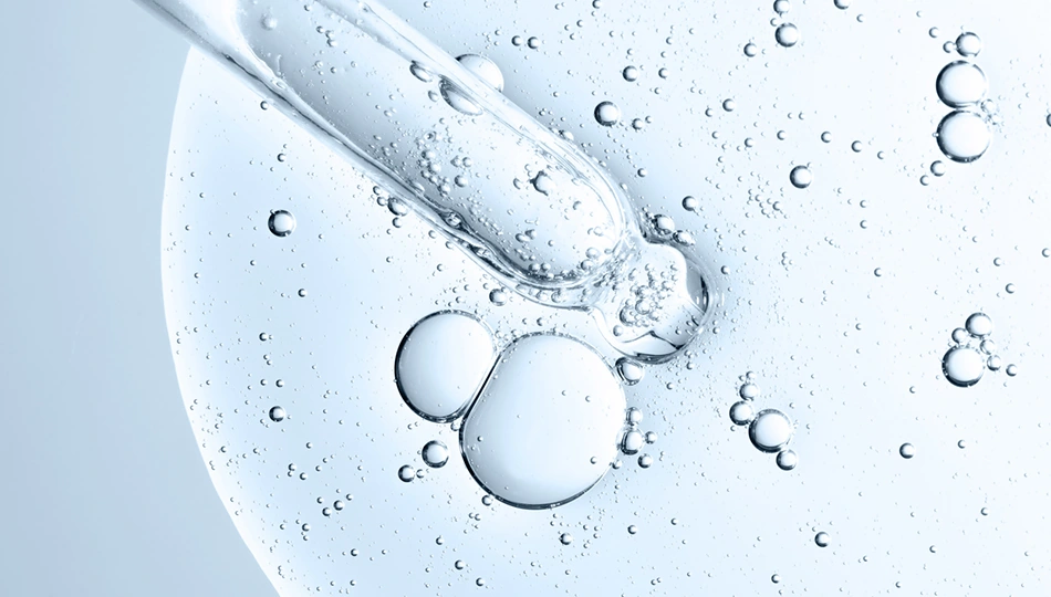 Hyaluronsäure – ein natürlicher Feuchtigkeits-Boost für eure Beauty-Routine Nahaufnahme einer Pipette mit Hyaluronsäure-Serum und Luftblasen
