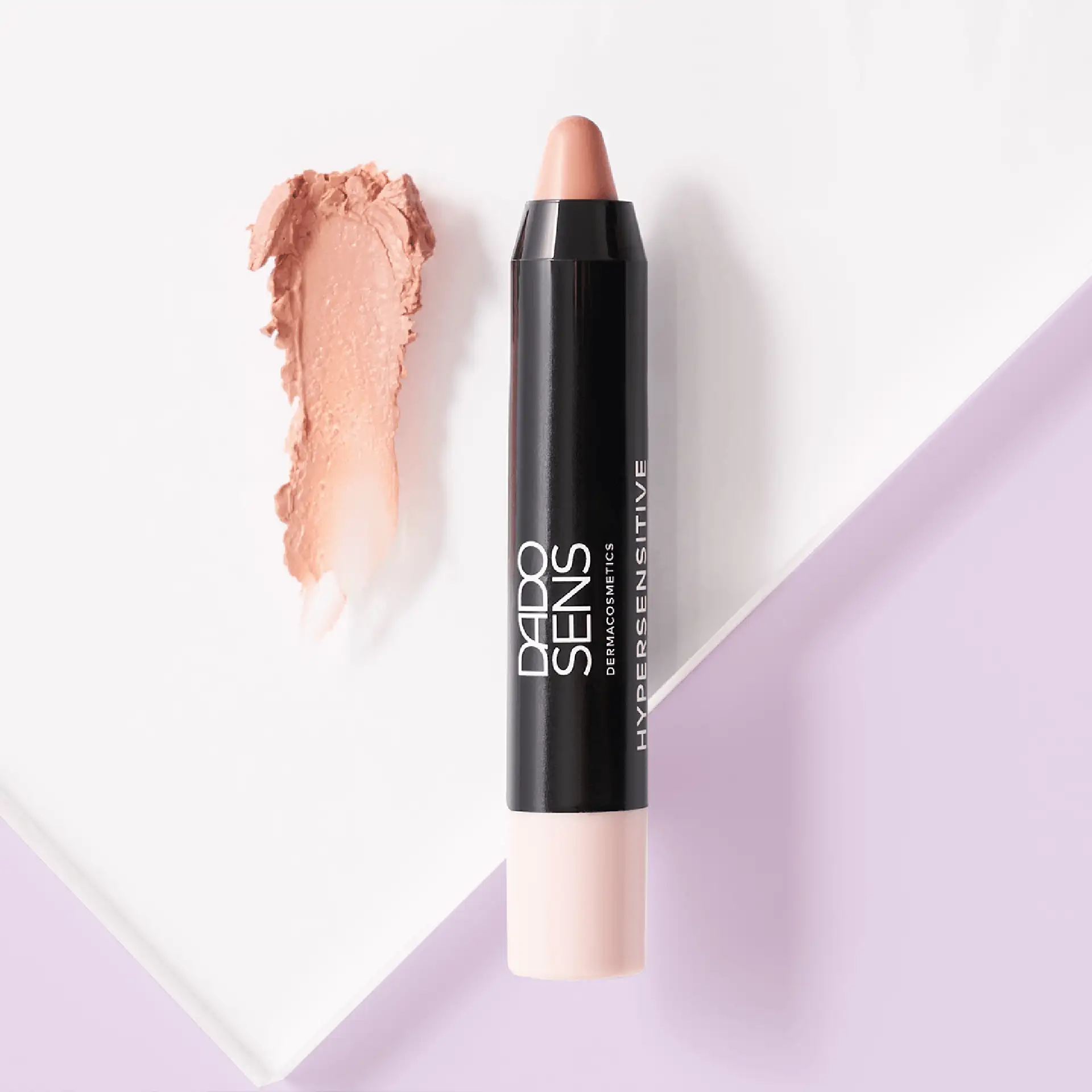 DADO SENS HYPERSENSITIVE Color Lipcare Lippenpflegestift in Rosé mit cremiger Textur auf hellem Untergrund