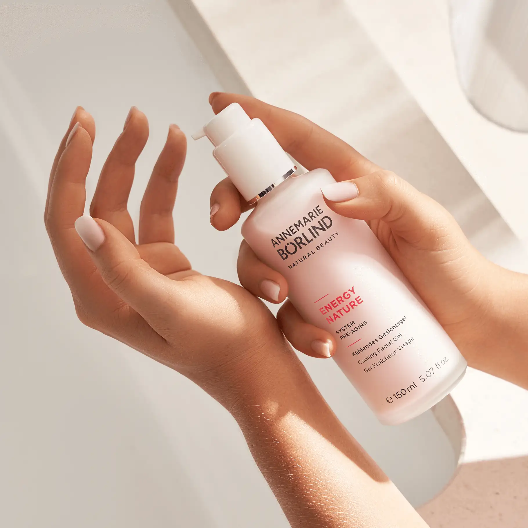 ANNEMARIE BÖRLIND ENERGY NATURE kühlendes Gesichtsgel in Hand mit Pumpspender, 150 ml