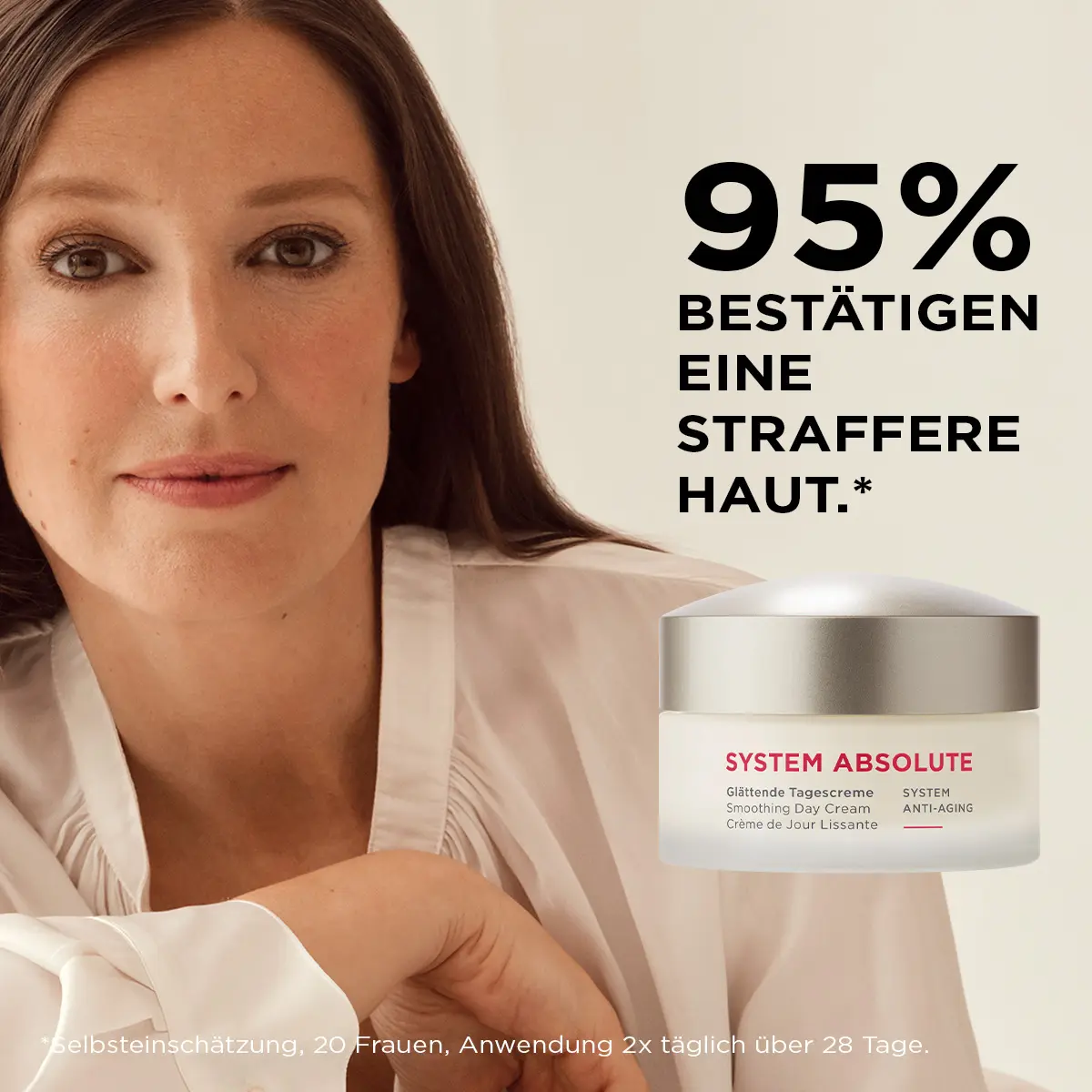 Frau mit glatter Haut neben SYSTEM ABSOLUTE glättender Tagescreme und Text zu 95 % strafferer Haut