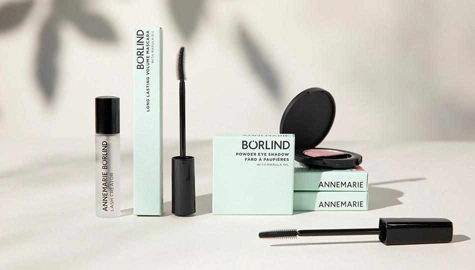 Natürliches Augen-Make-up von ANNEMARIE BÖRLIND: Lash Creator, Mascara und Lidschatten in mintgrüner Verpackung – minimalistisch inszeniert im weichen Licht.