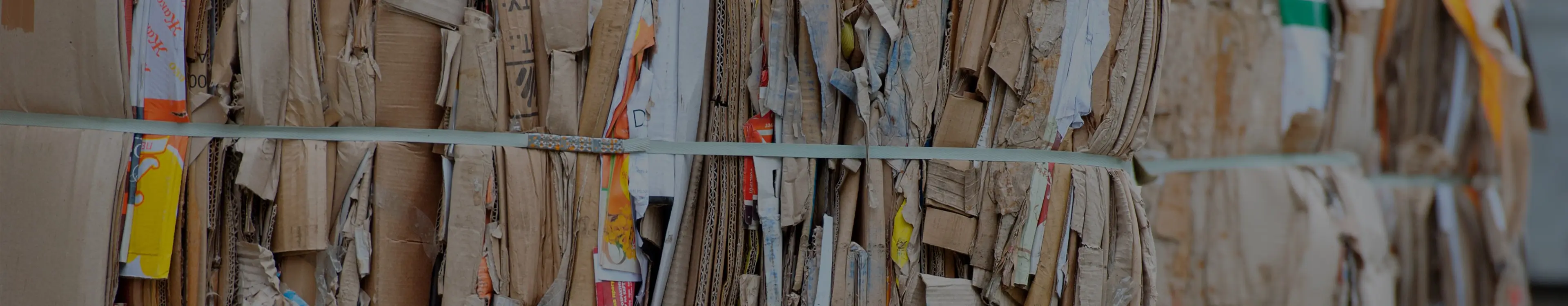 Großes Paket gepresster, gebündelter Kartonagen und Papierabfälle, gebunden mit Kunststoffband