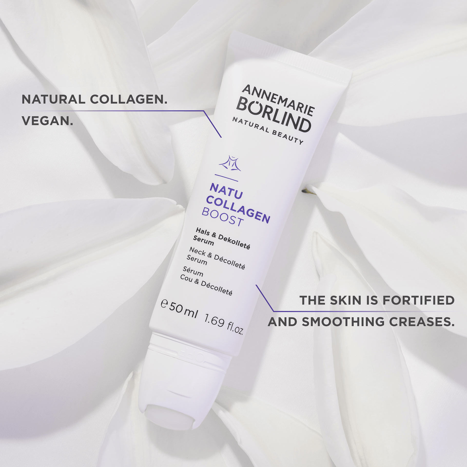 ANNEMARIE BÖRLIND NATU COLLAGEN BOOST Hals- und Dekolleté-Serum, vegan, 50 ml Tube auf weißen Blütenblättern