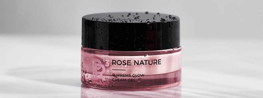 ANNEMARIE BÖRLIND ROSE NATURE Supreme Glow Creme-Gel im rosa Tiegel mit schwarzem Deckel, Wassertropfen sichtbar