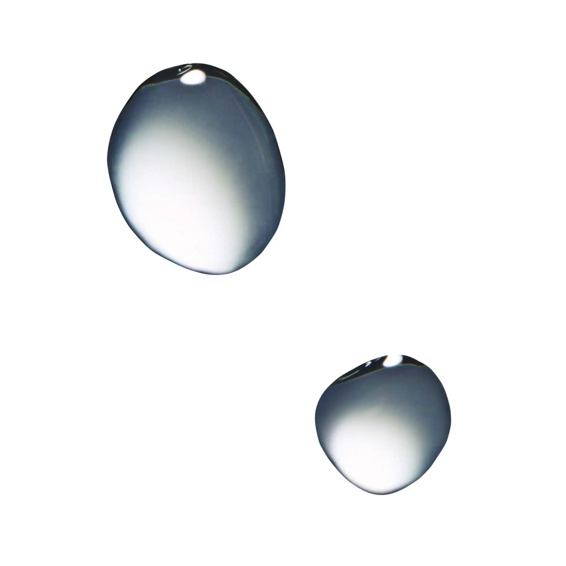 Zwei transparente, glänzende Flüssigkeitstropfen auf weißem Hintergrund, Serum-Textur sichtbar