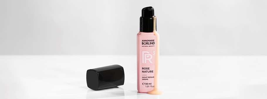 ANNEMARIE BÖRLIND ROSE NATURE reparierende Nachttropfen, 30 ml, rosa Flasche mit schwarzem Deckel, Tropfen ausgelaufen