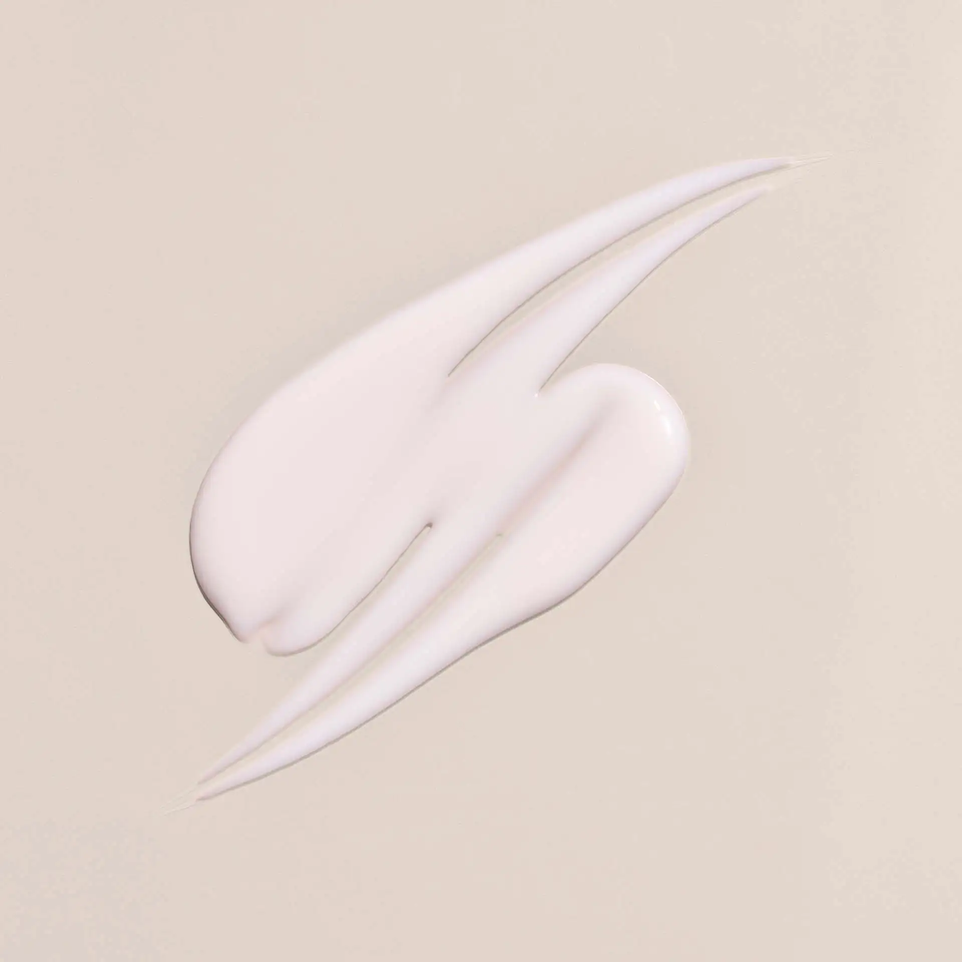 Cremige, helle Textur von NATUNEO ULTIMATE FIRMING SERUM auf beigem Hintergrund