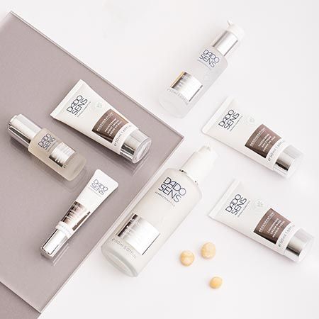 DADO SENS Regenerationspflege mit Lotion, Serum, Creme und Kapseln auf hellem Untergrund