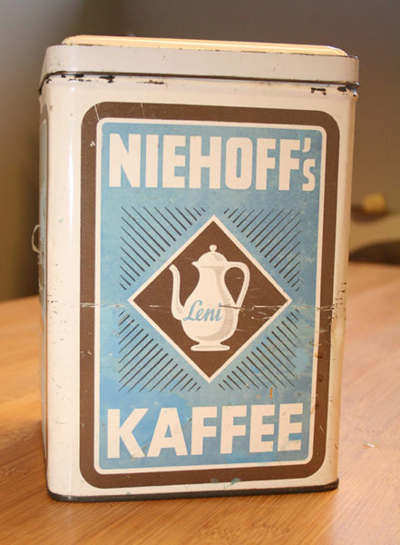 Rechteckige, vintage Kaffee-Dose mit blauem Etikett und Schriftzug NIEHOFF's KAFFEE, Kaffeekanne-Motiv