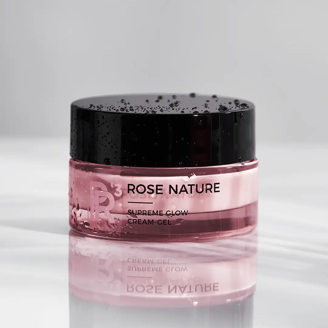 ROSE NATURE Supreme Glow Cream-Gel im rosa Tiegel mit schwarzem Deckel und Wassertropfen darauf