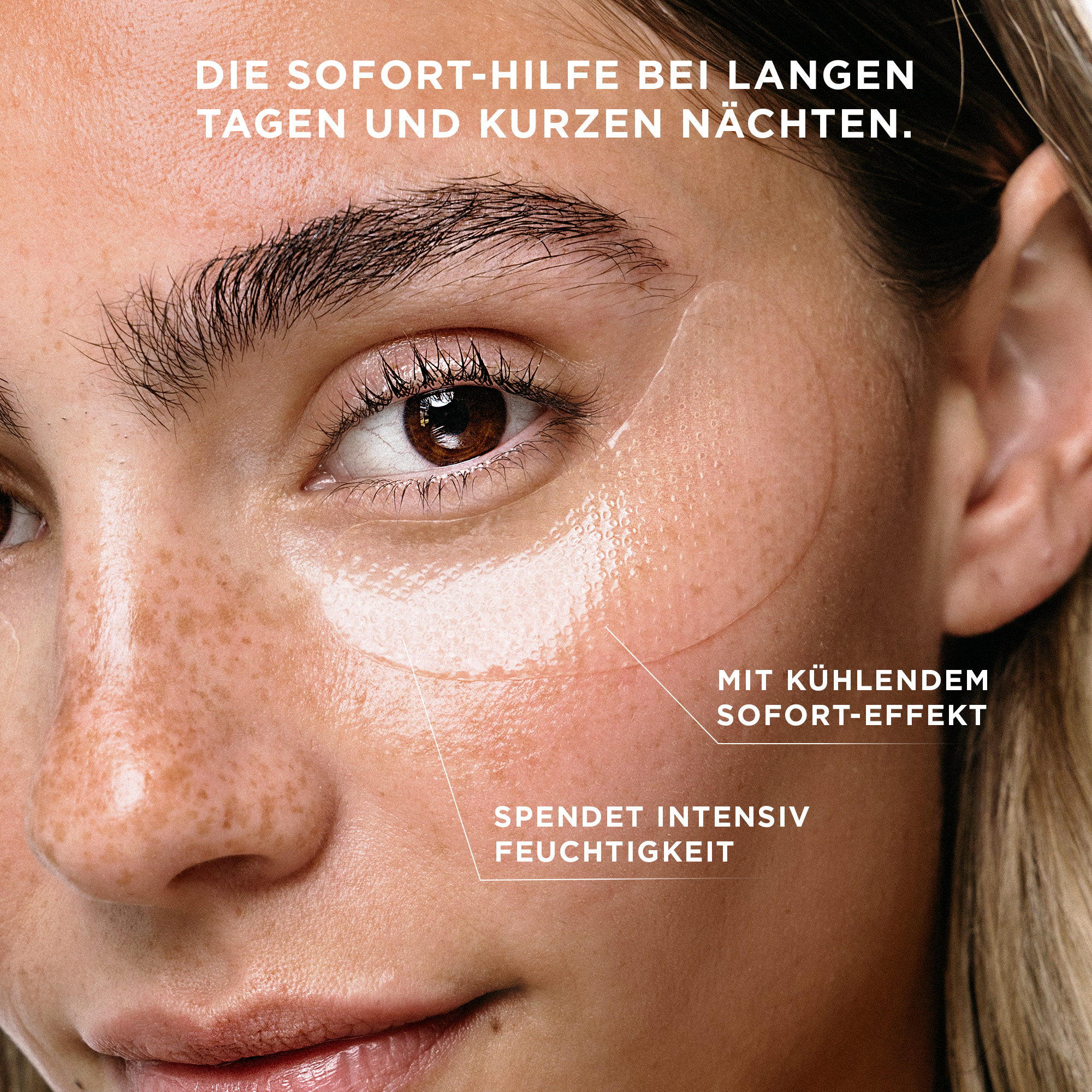 Nahaufnahme eines Gesichts mit transparentem Hyaluron-Augenpad unter dem Auge, feuchtigkeitsspendend und kühlend