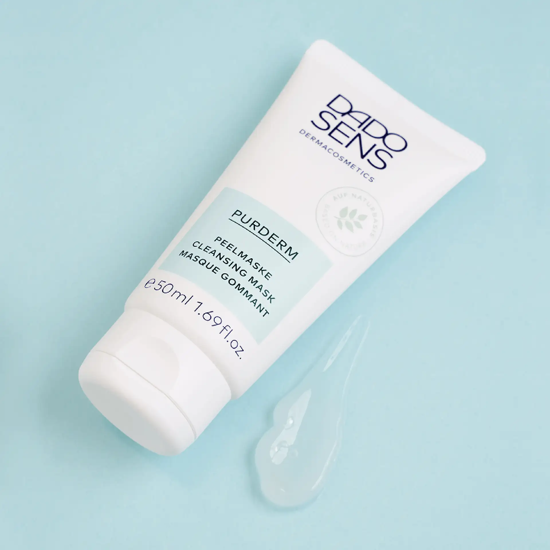 DADO SENS PURDERM Peelmaske in 50-ml-Tube mit klarer Gel-Textur auf hellblauem Hintergrund