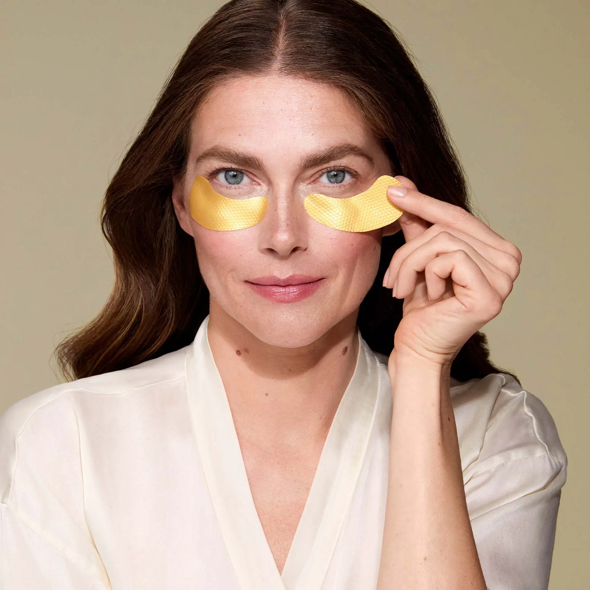 ANNEMARIE BÖRLIND Anti-Aging Augenpads Gold mit Sofort-Effekt angewendet an Model unter den Augen