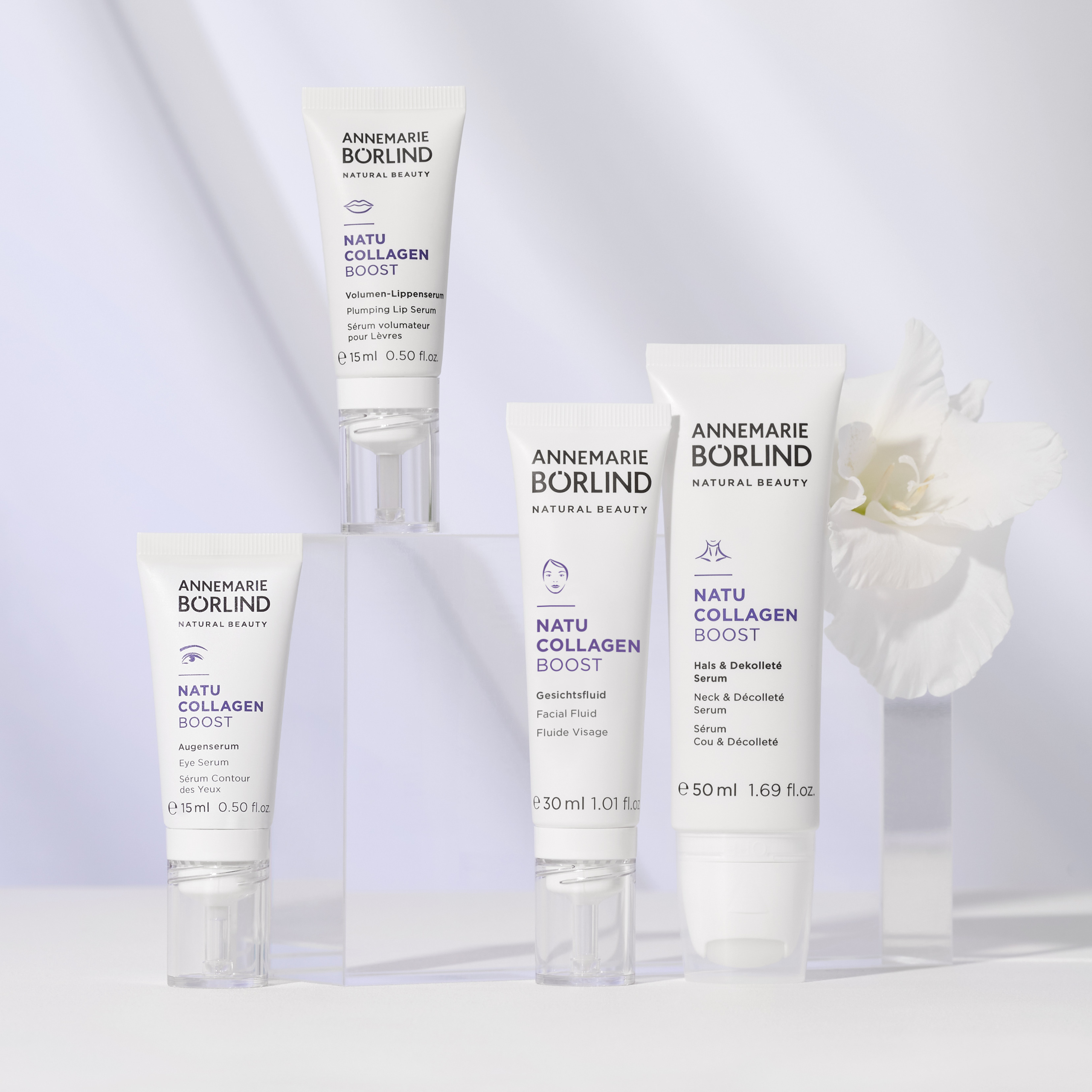 ANNEMARIE BÖRLIND NATU COLLAGEN BOOST Lippenserum, Augenserum, Gesichtsfluid und Hals & Dekolleté Serum vor weißem Hinterg...