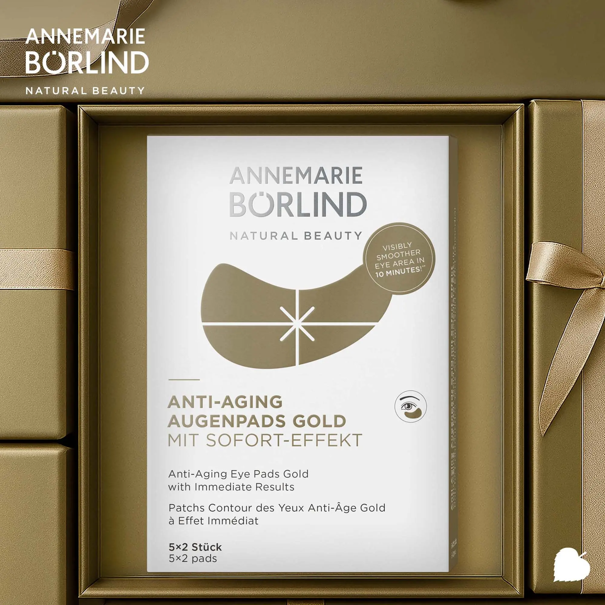 ANNEMARIE BÖRLIND ANTI-AGING AUGENPADS GOLD Sachet in goldener, festlicher Verpackung liegend mit Logo oben links