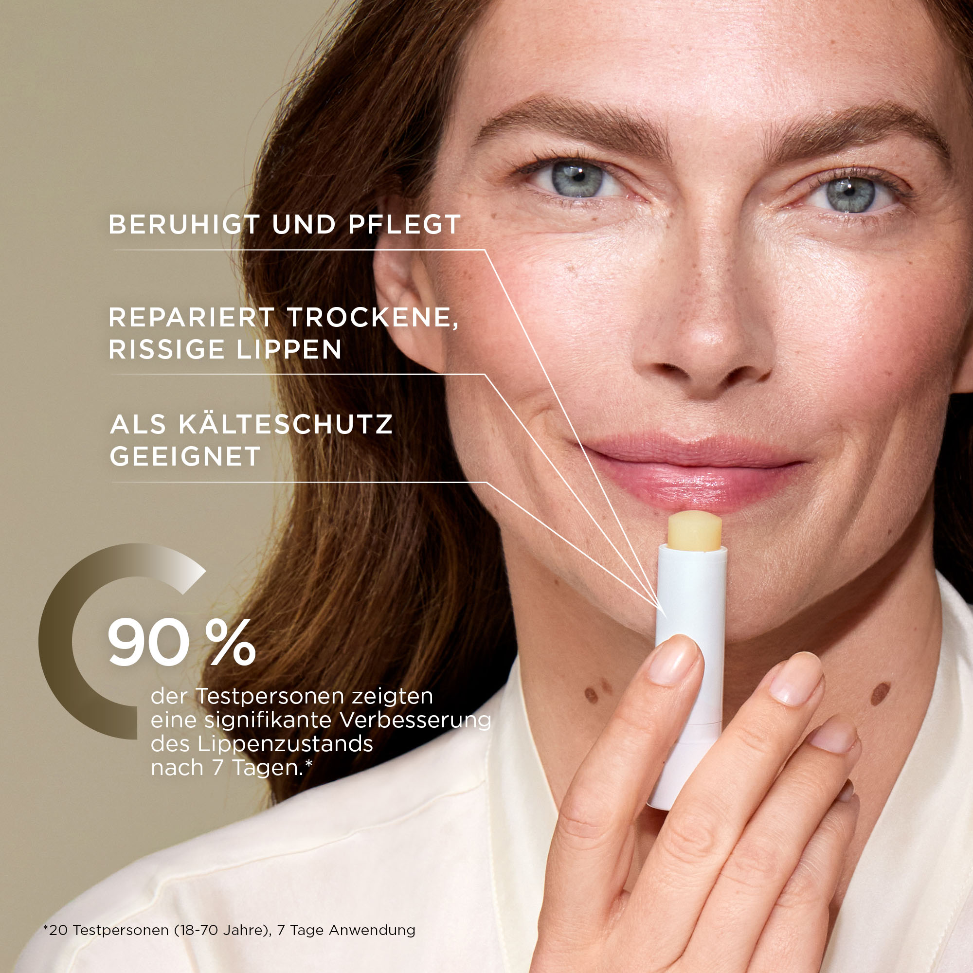 Frau mit FOR LIPS Lippenpflege, beruhigt und pflegt trockene Lippen