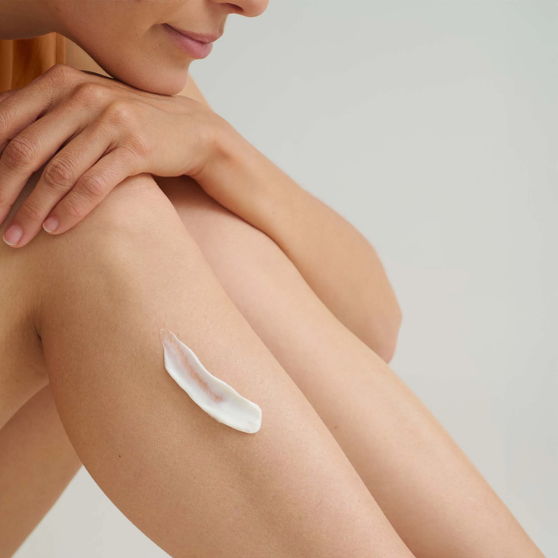 DADO SENS DRYDERM Bodylotion 200 ml für tägliche sanfte Körperpflege, Textur auf dem Bein abgebildet