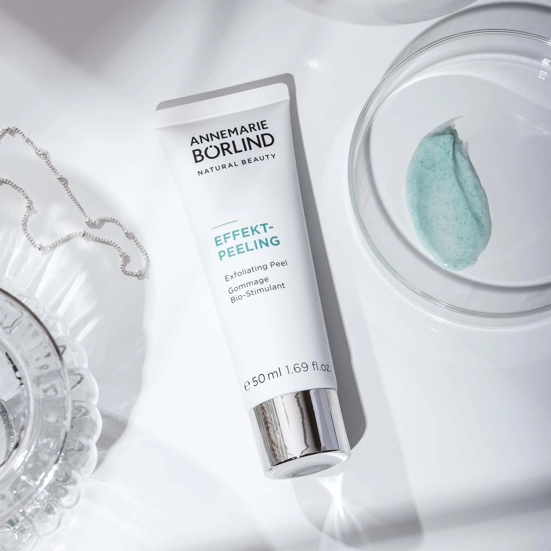 ANNEMARIE BÖRLIND Effekt-Peeling in Tube mit silbernem Deckel und Produktprobe auf Glasplatte